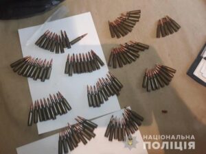 Под Днепром у мужчины дома нашли боеприпасы и наркотики (фото)