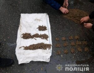 Под Днепром полицейские изъяли у мужчины более 3,5 тыс. боевых патронов (фото)