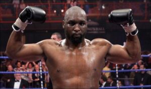 Бывший соперник Кличко проиграл 53-летнему боксеру