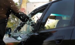 разбить окно в автомобиле
