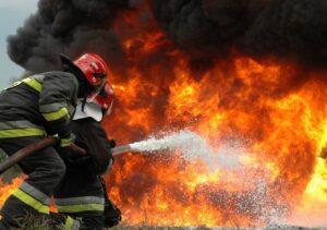 тушить пожар, фото из открытых источников