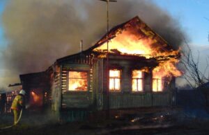 горит дом, фото из открытых источников