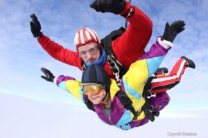 бабушка с парашютом, фото из открытых источников