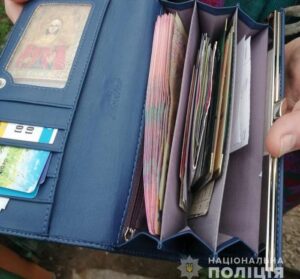 ​На Днепропетровщине воровка пробралась в дом и украла деньги