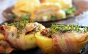 Картофель в беконе, фаршированный грибами