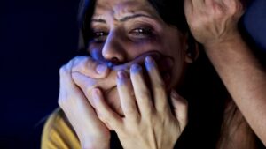 Агрессивный мужчина избил 18-летнюю девушку и полицейского: подробности