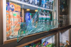 Под Днепром мужчина устроил погром в кафе (фото)