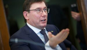 Суд обязал открыть дело против Луценко