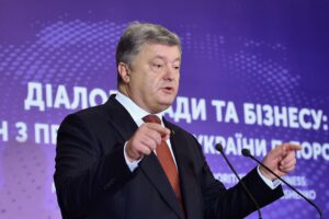 Судьи по ПриватБанку просят открыть дело против Порошенко