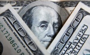 Доллар и евро продолжают падать: курс валют на 10 декабря