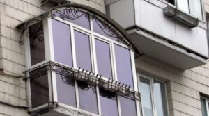 В Днепре убирают незаконные балконы с многоэтажек