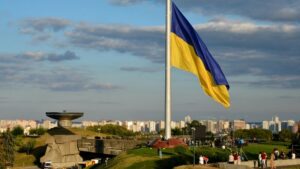 В столице Украины подняли самый большой флаг