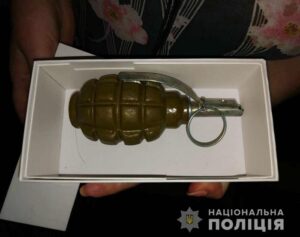Под Днепром мужчина прятал гранату в ванной комнате