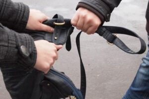 Грабили впятером: в Днепре напали на мужчину