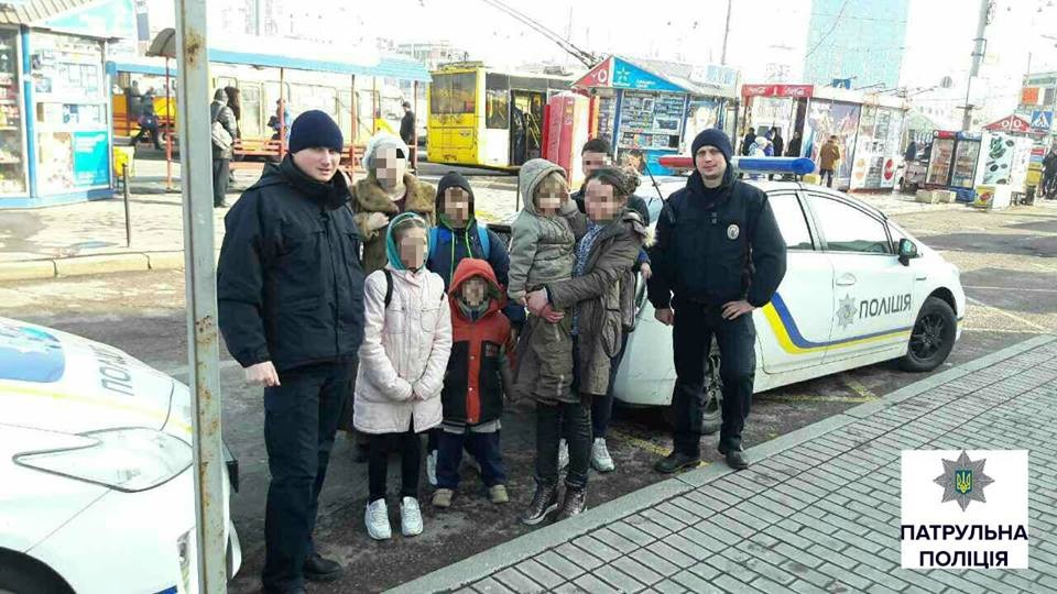 Муж выгнал на улицу жену с 7 детьми