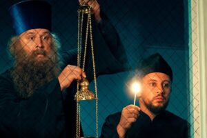 На Макарова пьяный водитель врезался в стену и перевернулся