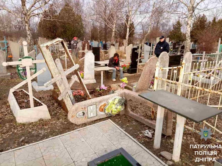 кладбищенские вандалы, фото полиции