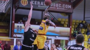 "Мавпы" сдержали соперников