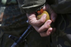 В Кривом Роге мужчина разгуливал по улице с гранатой