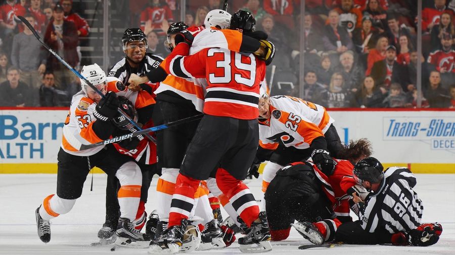 Избили даже арбитра: хоккеисты устроили жуткое побоище