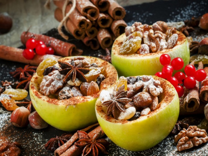 яблоки с медом и орехами