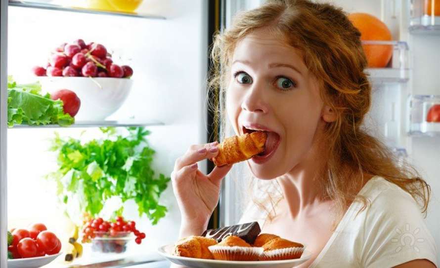 Еда у холодильника