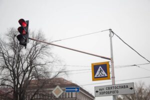 фото https://dp.informator.ua, установка светофора в Днепре