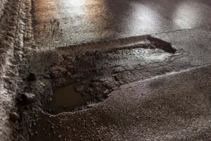 фото https://dp.informator.ua, яма на мосту в Днепре