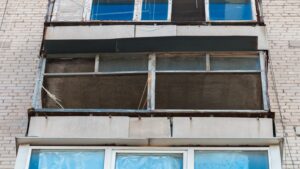 фото https://dp.informator.ua, ветер разрушил балкон