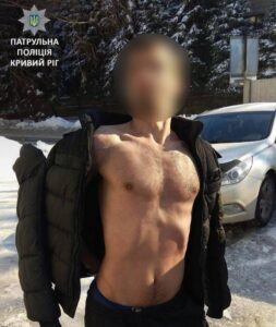 полуголый мужчина, фото полиции
