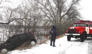 фото ГСЧС, автомобиль в кювете