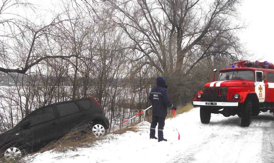 фото ГСЧС, автомобиль в кювете