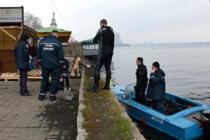 спасатели на лодке