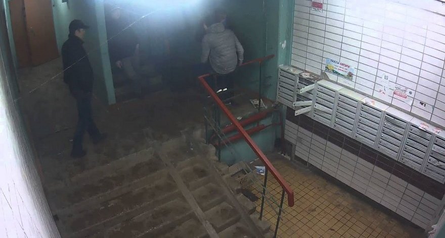 В Днепре неадекваты избили мужчину на глазах у ребенка