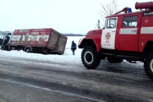 фото ГСЧС, грузовик в кювете