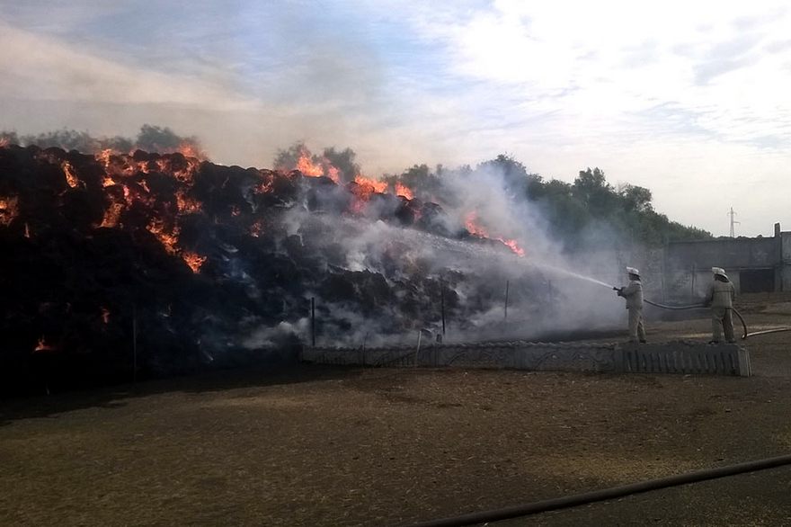пожар в хозяйстве, горел стог сена, фото ГСЧС