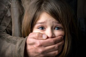 Тело нашли в мусорном контейнере: под Днепром изнасиловали и убили девочку