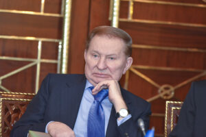 Кучма пожелал победителю выборов меньше обещать и больше делать