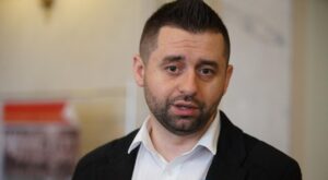 “Потому что он так решил”: Арахамия об опросе Зеленского