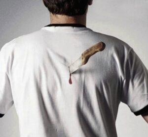 нож в спину, фото из открытых источников