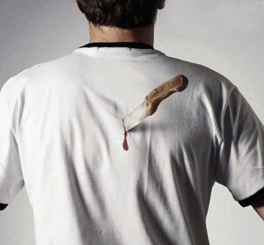 нож в спину, фото из открытых источников