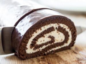 Шоколадный рулет с кокосовой начинкой (без выпечки)