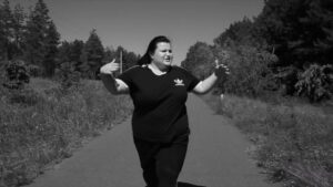 “Велика і смішна”: Alyona Alyona выпустила клип (видео)