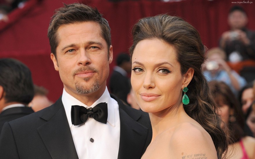 219211_para_angelina_jolie_brad_pitt_kolczyk_muszka
