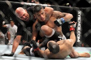 Боец ММА отправил своего оппонента в бессознательное состояние жесточайшим ударом