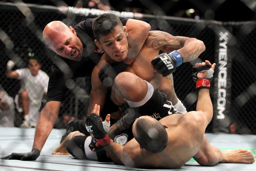 Боец ММА отправил своего оппонента в бессознательное состояние жесточайшим ударом