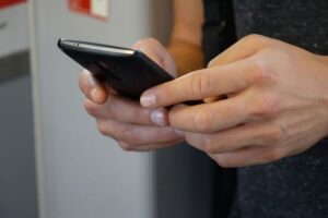 украсть телефон, фото из открытых источников