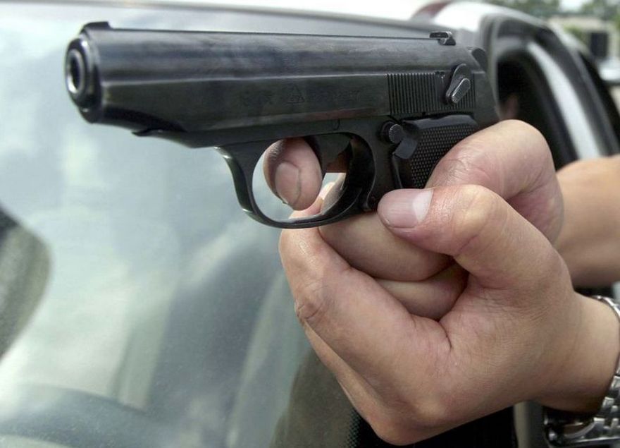 пистолет в руке, фото из открытых источников