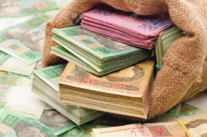 23699786-primer-plano-de-la-bolsa-de-dinero-con-el-ucraniano-hryvna-foto-de-archivo