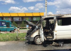 загорелся микроавтобус